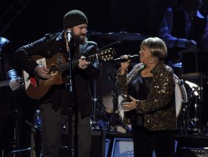 Zac Brown y Mavis Staples en Musicares de Bruce Springsteen 2013