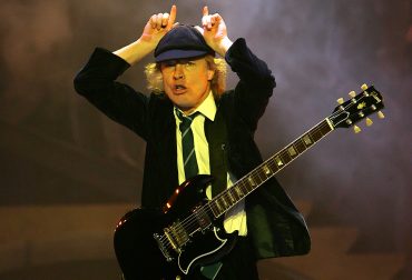 Angus Young, 58 años de Dirty Deed Blues con AC/DC, Let there Be Rock!