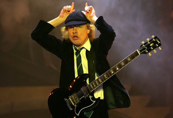 Angus Young, 58 años de Dirty Deed Blues con AC/DC, Let there Be Rock!