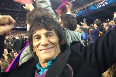 Ronnie Wood fan del FC Barcelona anoche contra el AC Milan