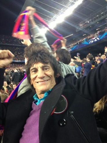 Ronnie Wood fan del FC Barcelona anoche contra el AC Milan