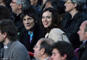 Ronnie Wood y Sally Humphreys en el Camp Nou viendo al Barça contra el Milan