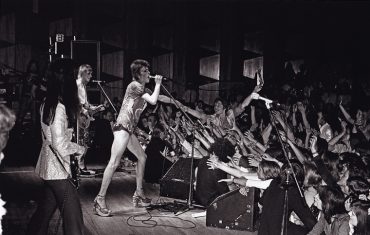 David Bowie durante la gira Ziggy Stardust por el Reino Unido en 1973. De izquierda a derecha: Trevor Bolder, Mick Ronson, y David Bowie.