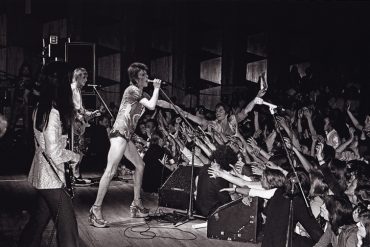 David Bowie durante la gira Ziggy Stardust por el Reino Unido en 1973. De izquierda a derecha: Trevor Bolder, Mick Ronson, y David Bowie.