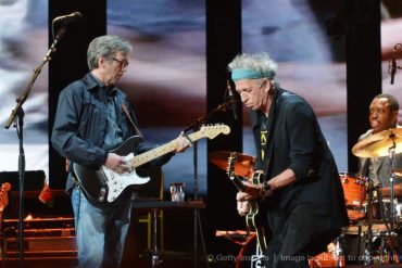 Keith Richards junto a Eric Clapton en el Crossroads Guitar Festival