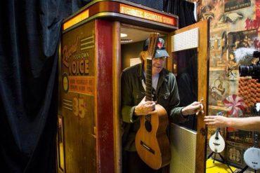 Neil Young grabando en una Voice –O-Graph para Third Man Records