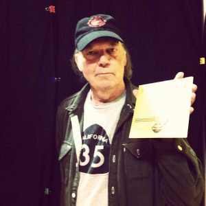 Neil Young grabando en una Voice –O-Graph para Third Man Records de Jack White en el Record Store Day