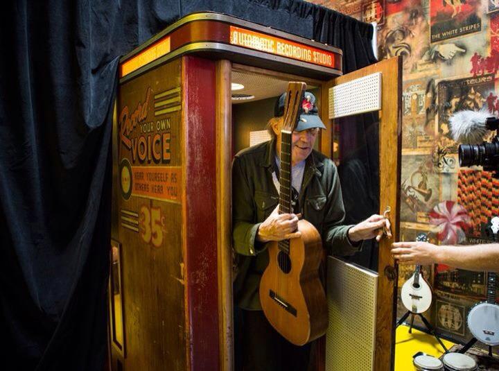 Neil Young grabando en una Voice –O-Graph para Third Man Records