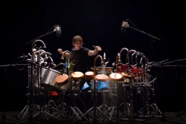 Glenn Kotche, bateria de Wilco promocionando grifería en un anuncio televisivo