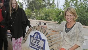 Placeta Joe Strummer en Granada, viuda e hija Strummer