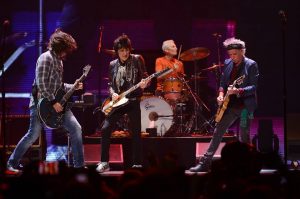 The Rolling Stones y Dave Grohl interpretando Bitch