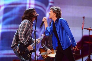 The Rolling Stones y Dave Grohl interpretando Bitch en Anaheim