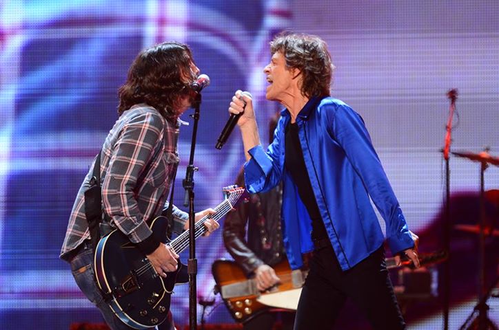 The Rolling Stones y Dave Grohl interpretando Bitch en Anaheim