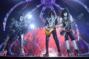 Kiss estrenando su nuevo escenario de araña en Estocolmo 2013