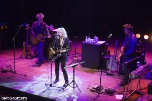 Lucinda Williams durante su concierto en Bilbao