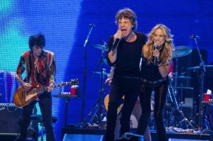 The Rolling Stones y Sheryl Crow en Chicago interpretando All Down the Line