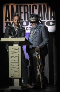 Dan Auerbach y Dr. John en los premios de la Americana Music 2013