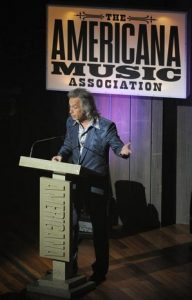 Jim Lauderdale presentador  de los premios 2013 Americana Music Awards