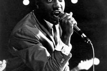 Otis Redding 72 años de Mr. Pitiful sentado al borde de la bahía