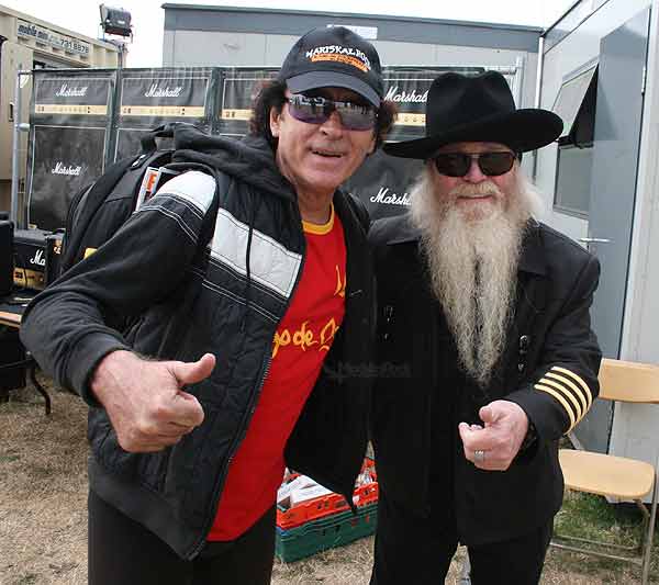 Mariskal Romero con Dusty Hill, bajista de ZZ Top