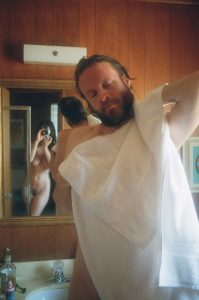 Father John Misty History of Caves con su esposa