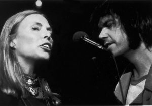 Joni Mitchell cumple 70 años junto a Neil Young