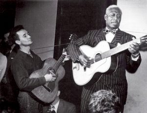 Leadbelly, 126 aniversario junto a Woody Guthrie