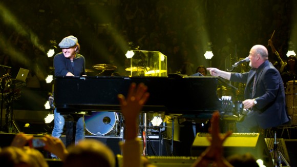 Brian Johnson de AC/DC y Billy Joel cantando juntos