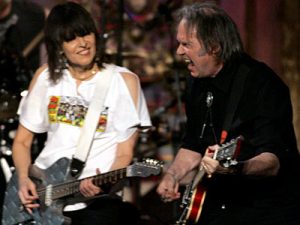 Chrissie Hynde y Neil Young juntos en “Stockholm”
