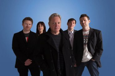 New Order presentan una canción inédita, "Drop the Guitar"