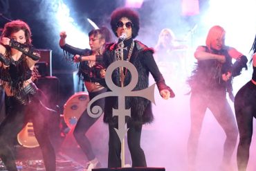 Prince interpreta una nueva canción "Funknroll"