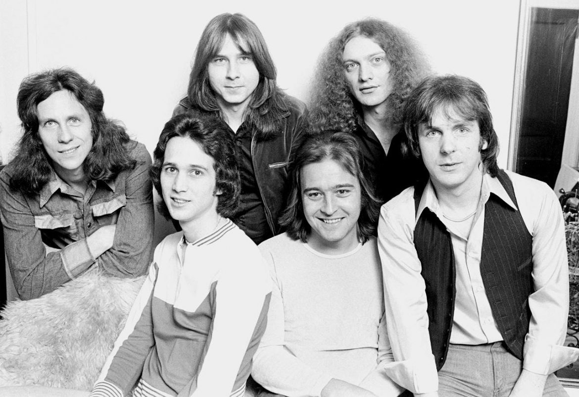 Adiós a Ed Gagliardi, bajista de Foreigner. En la foto segundo por la izquierda, abajo.