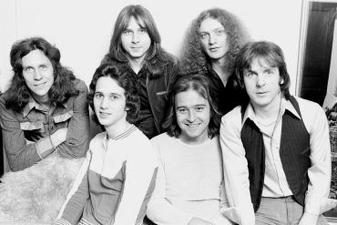 Adiós a Ed Gagliardi, bajista de Foreigner. En la foto segundo por la izquierda, abajo.