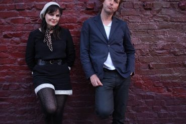 Chuck Prophet está grabando nuevo disco de estudio. En la foto junto a su esposa Stephanie Finch