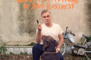 Morrisey muestra la portada de su nuevo disco World Peace Is None of Your Business