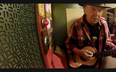 Neil Young graba en directo y televisión Crazy en la cabina de Jack White