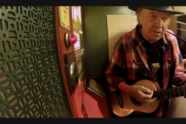 Neil Young graba en directo y televisión Crazy en la cabina de Jack White