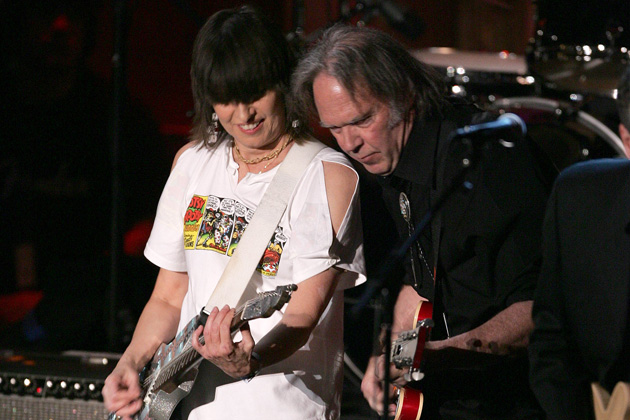 Neil Young y Chrissie Hynde en “Down The Wrong Way”