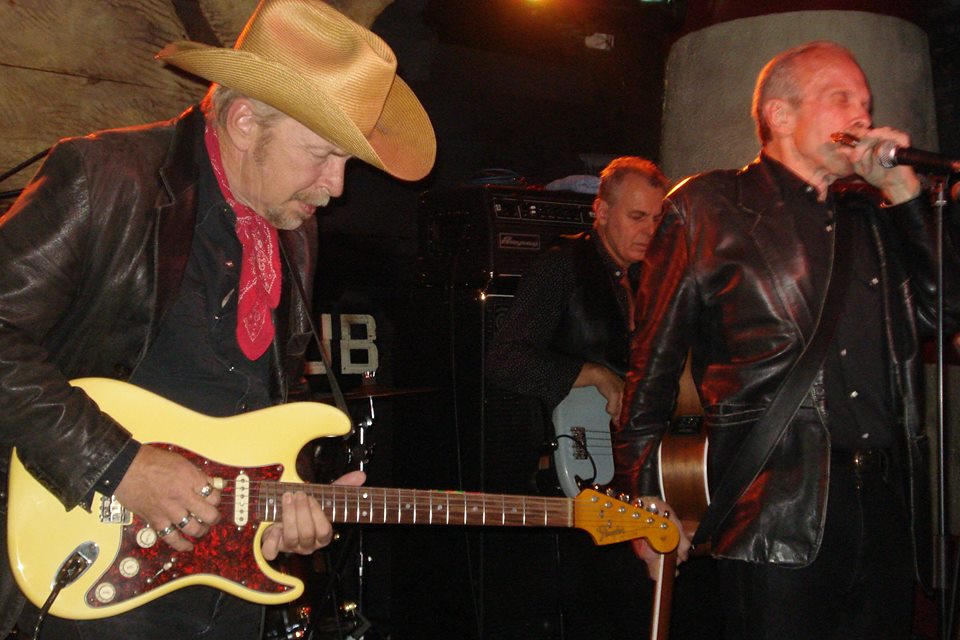 Dave Alvin y Phil Alvin más unidos que nunca reciben el calor de Madrid