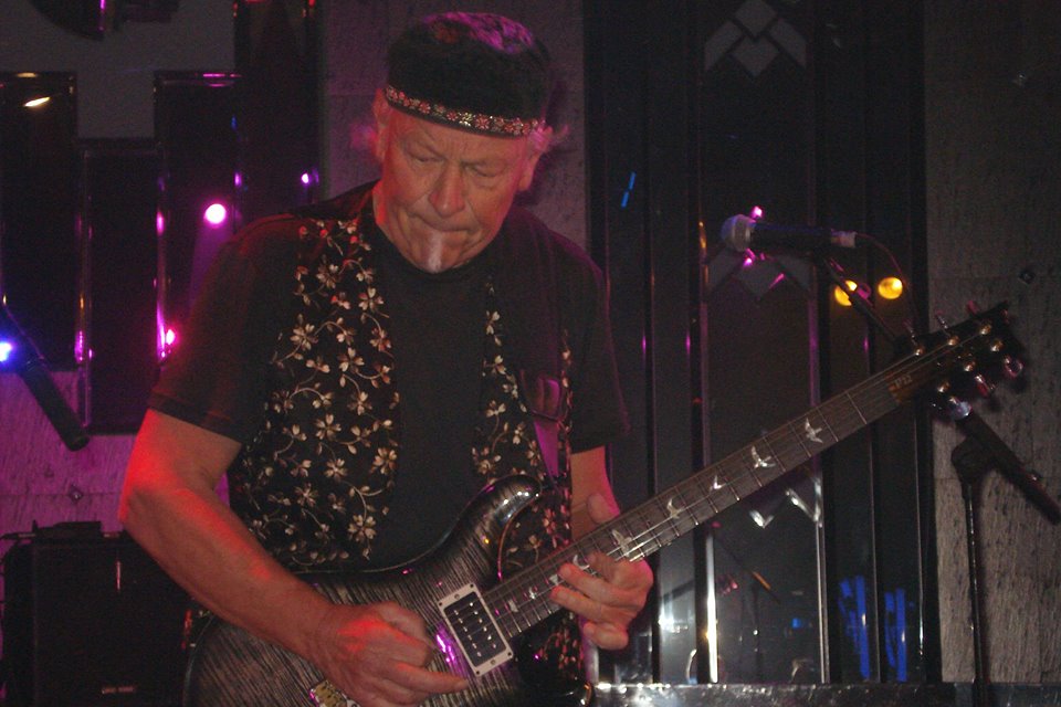 MARTIN BARRE 22 MARTIN BARRE 22