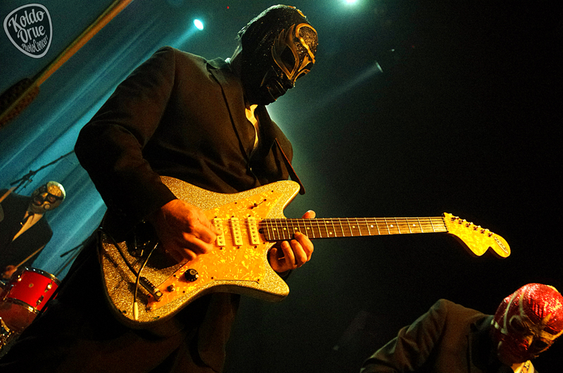 Deke Dickerson & Los Straitjackets Bilbao.jpg Deke Dickerson & Los Straitjackets Bilbao.jpg