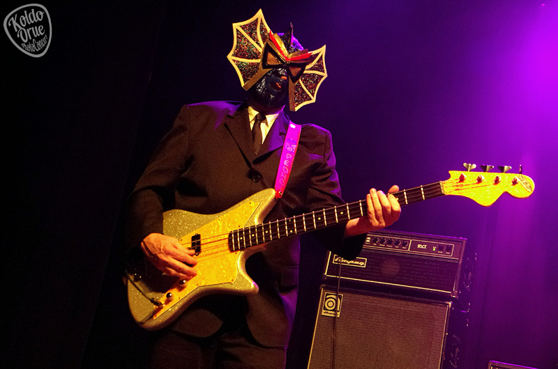 Deke Dickerson junto a Los Straitjackets 2015.jpg