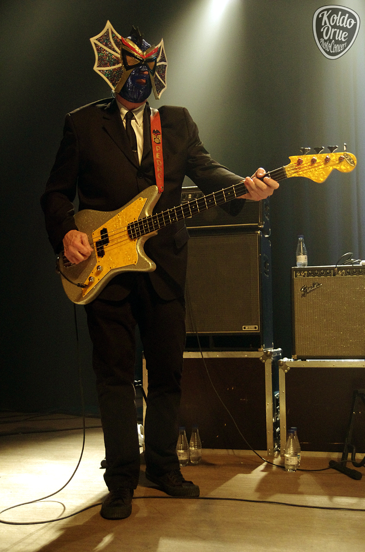Deke Dickerson junto a Los Straitjackets Bilbao 2015.jpg