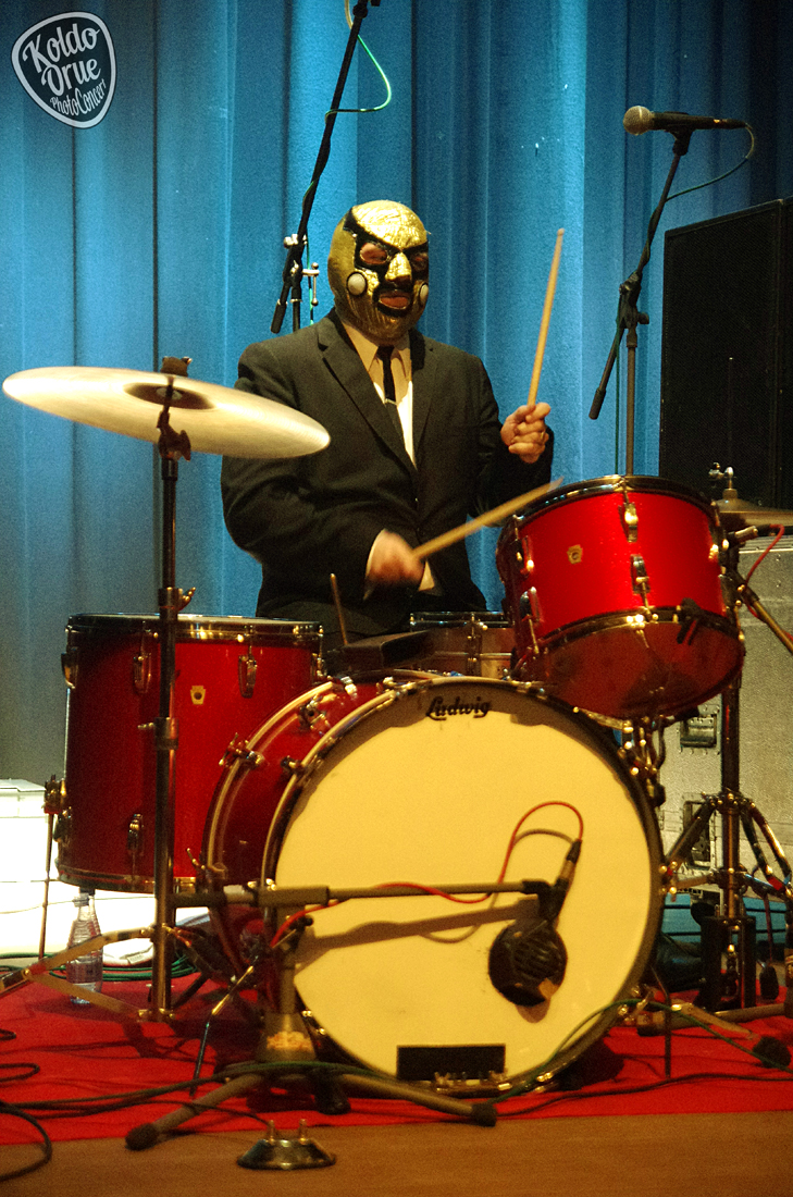 Deke Dickerson junto a Los Straitjackets Bilbao KAntzokia.jpg Deke Dickerson junto a Los Straitjackets Bilbao KAntzokia.jpg