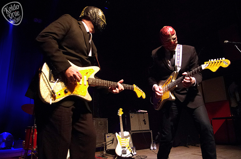 Deke Dickerson junto a Los Straitjackets Bilbao.jpg Deke Dickerson junto a Los Straitjackets Bilbao.jpg