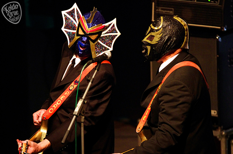 Deke Dickerson junto a Los Straitjackets.jpg