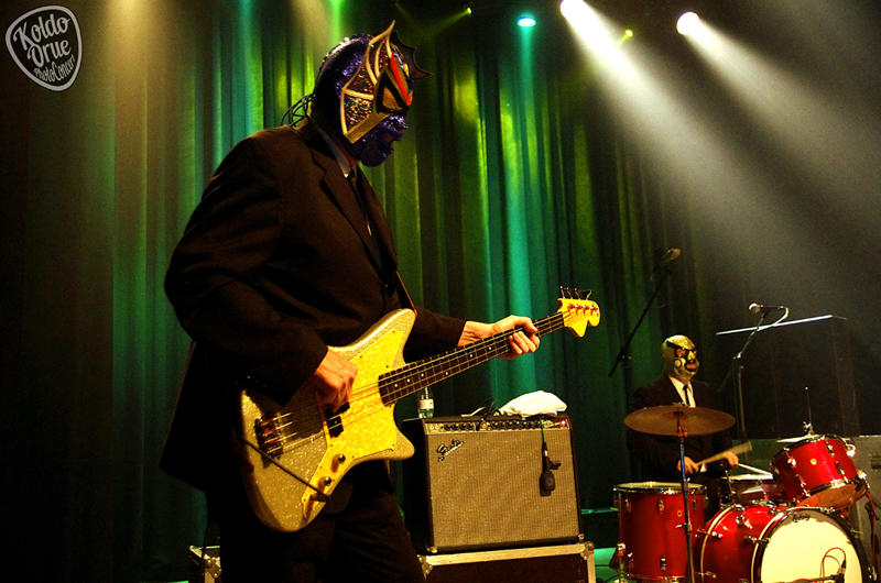 Deke Dickerson y Los Straitjackets Kafe Antzokia.jpg