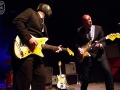 Deke Dickerson junto a Los Straitjackets Bilbao.jpg