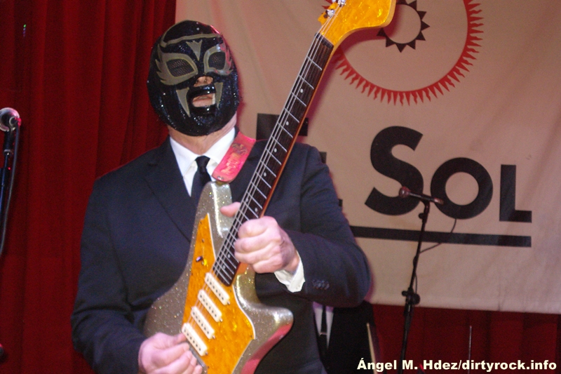 THE STRAIJACKETS DEKE DICKERSON 6.JPG