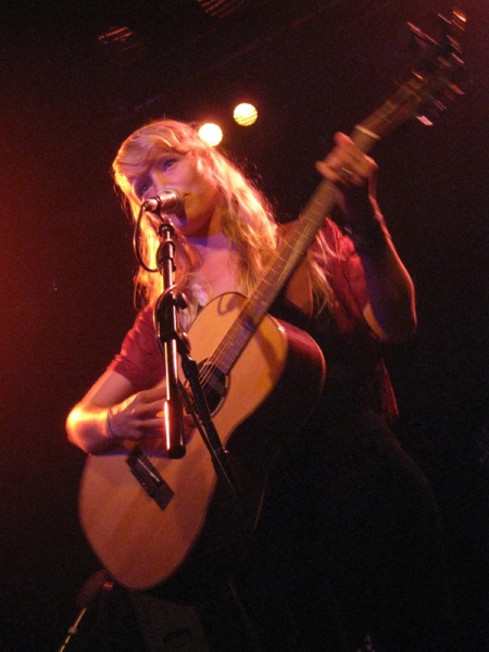 Alice Phoebe Lou teloneando a The White Buffalo en Londres